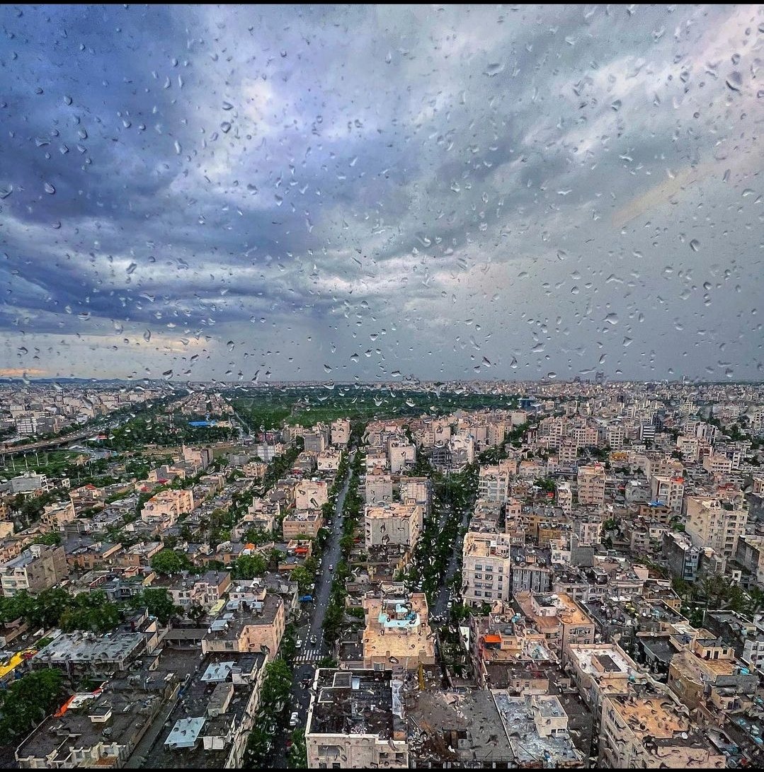 hihangash's tweet photo. در دیاری که
"نان" را 
به تاراج می‌برند
و
"امید" را
به سخره می‌گیرند
چشمهامان
دل‌هامان
روزهامان
و
آینده مان
بارانیست
...
دلم برای رعد و برق
لک زده است ...

#دیوان_گیت
@Ejei_com https://t.co/qwhqydGHSF