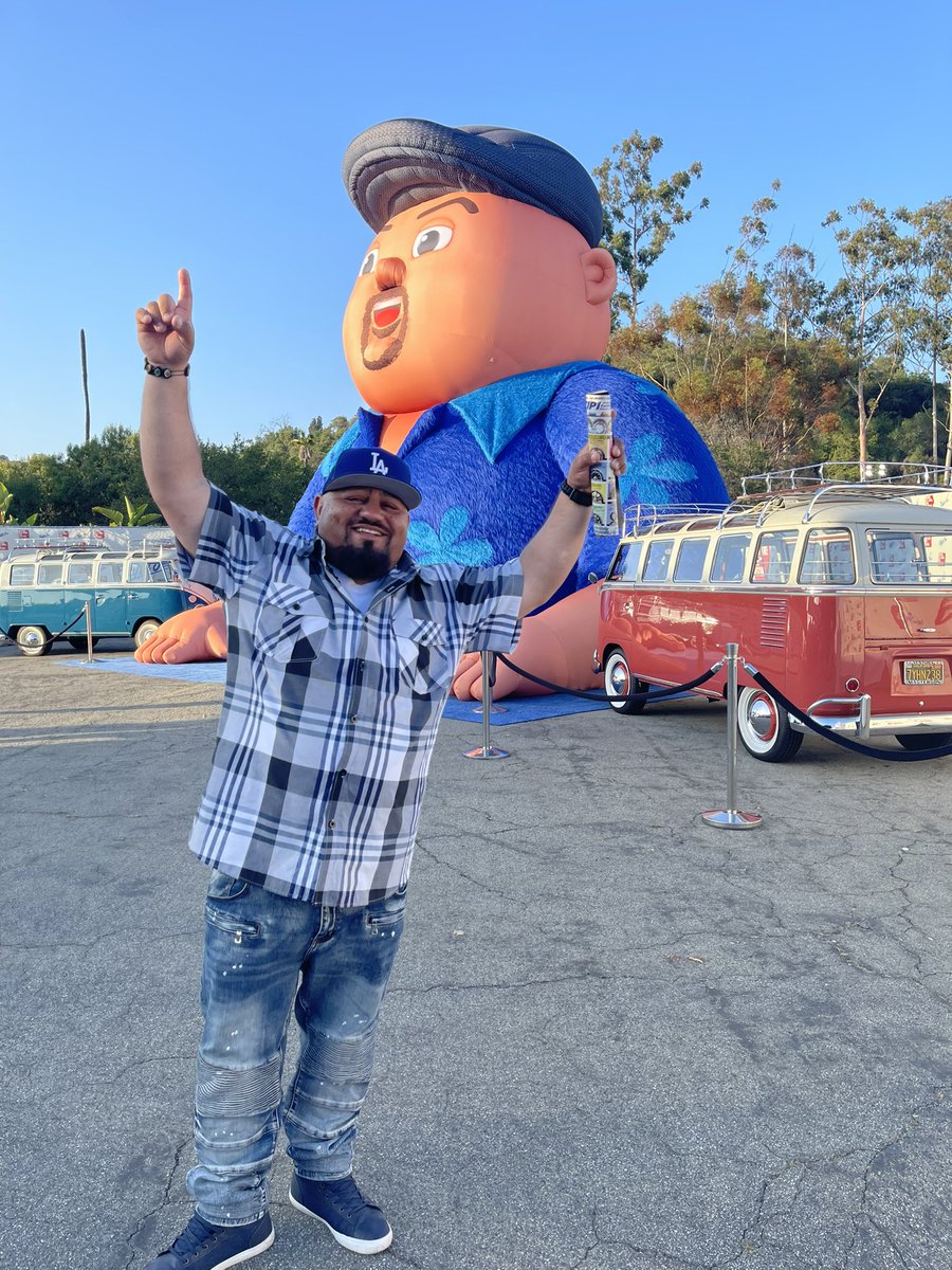 mariachiloco1_'s tweet photo. I Waited In Line A Long Time At The FluffyFest Cuz I Wanted A Picture With The Big Inflatable Fluffy & His Volkswagen Collection Yes Im Crazie Lol ๐๐โพ๏ธ๐ฅ๐๐ฝ๐๐ฝ #Fluffy #FluffyLA #DodgerStadiumFluffy #GabrieliGlesias #DodgerStadium #MasPansaMasChansa #GorditoYLoco #GordoYcacheton https://t.co/HoOTm8Bq65