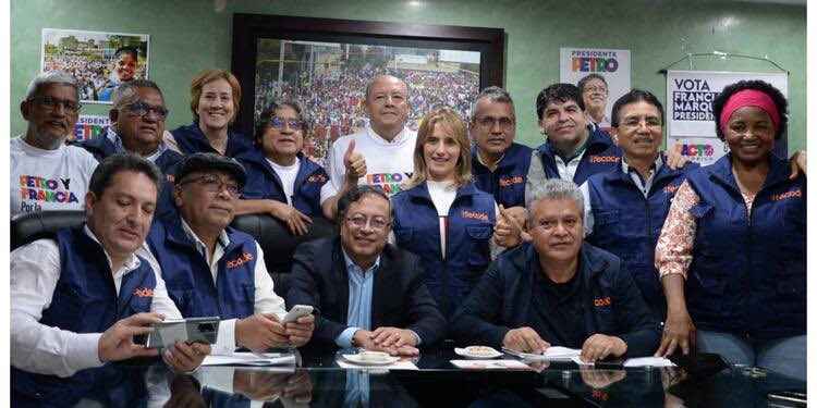 Danielbricen's tweet photo. FECODE el enemigo más grande de la niñez en Colombia acaba de unirse a la campaña de Gustavo Petro. 

Millones de familia deben abrir los ojos, la combinación Petro - Fecode será nefasto para el país y para sus hijos. https://t.co/HpvlfE70Lq