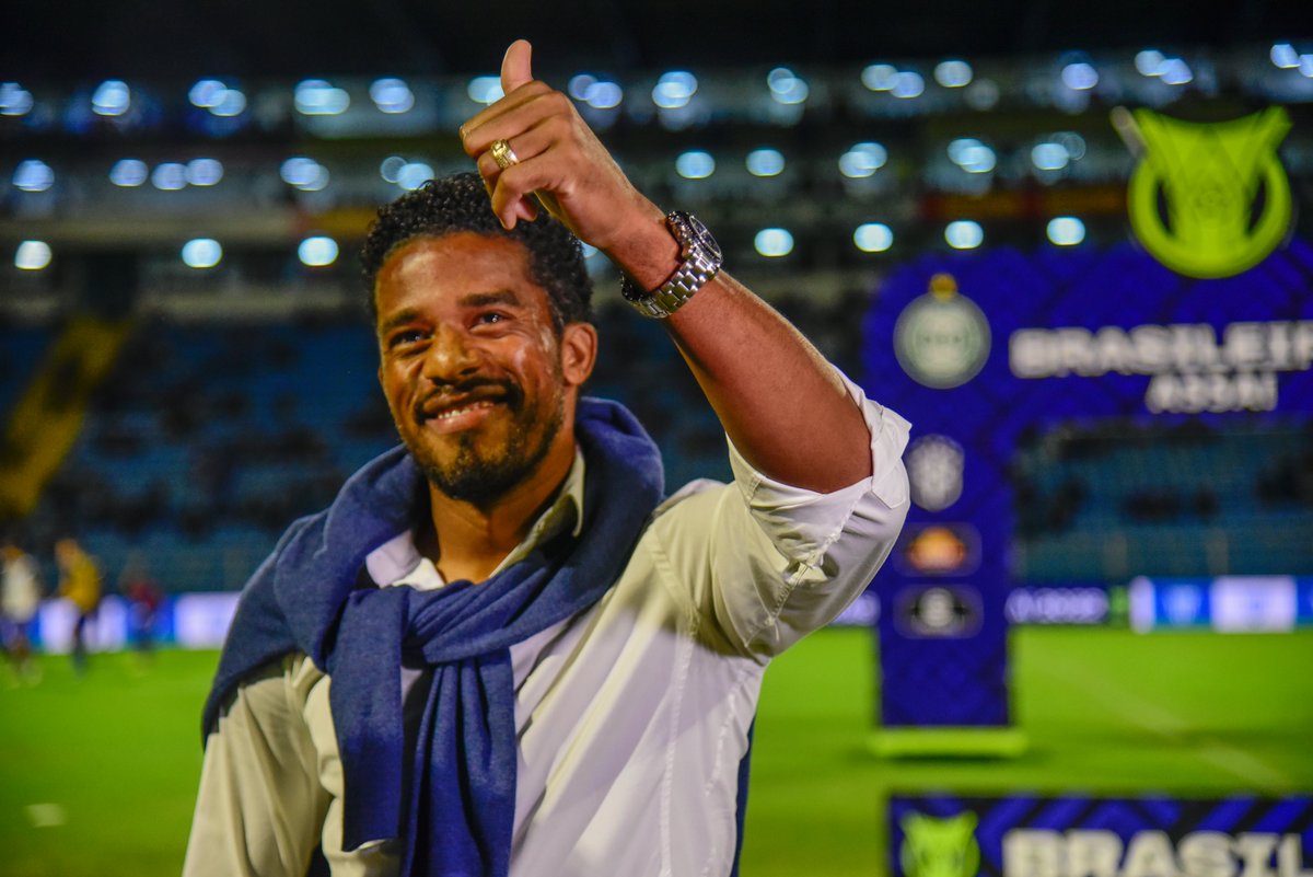 MafaldaPress's tweet photo. @Betao03 vai se despedindo aqui na ressacada!!
Mas ele continua aqui pertinho da torcida @AvaiFC !!
#mafaldapress
#Futebol
#Avai
#Brasileirao2022
📸📸📸📸 https://t.co/ByeDU0XeCF