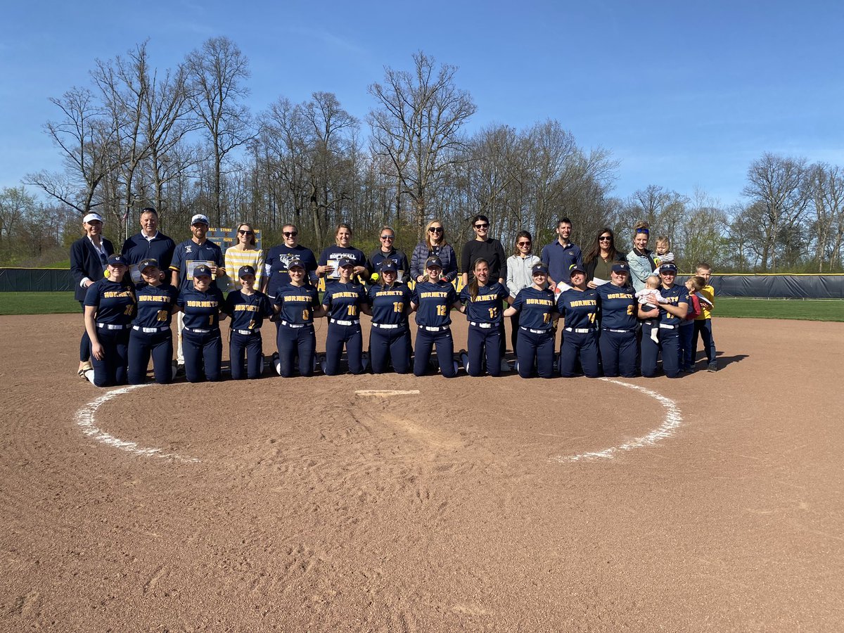 saline_softball's tweet photo. SAS staff, we appreciate you! Thank you for supporting our student athletes! 💛🐝🥎 https://t.co/YBuF1JAyjj