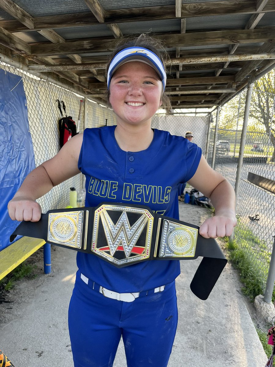 VGHSSoftball's tweet photo. Winners!  3-2 over PBL.  @maciclodfelder with a 💣to break the school record with 11 on the season.  @Alexand03362787 throws a 2-hitter for the win.  @VGBlueDevils @clikasNG @ngpreps https://t.co/UYsbt9PtUt