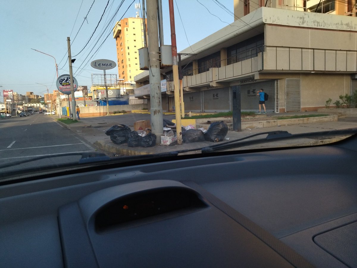Mariel_Gut's tweet photo. Nuevamente problemas con la recolección de desechos en Maracaibo. Calle Cecilio Acosta. Foto de la semana del 2 de mayo 2022. @LDanieri @Madepalmar @mcboalcaldia https://t.co/i1qQqDwoe5