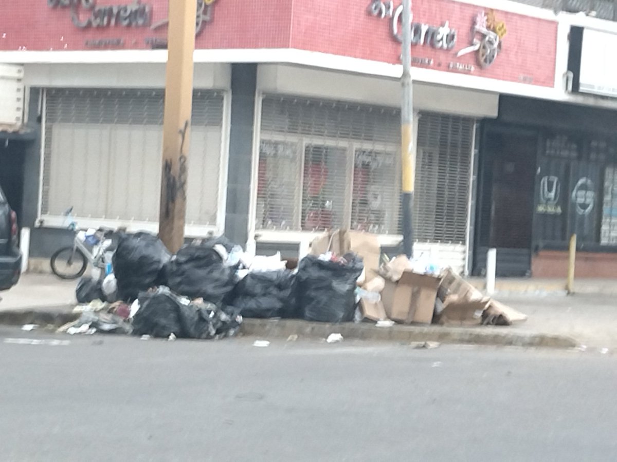 Mariel_Gut's tweet photo. ¿Qué ha pasado con el servicio de recolección de basura? La Calle 67 (Cecilio Acosta), Maracaibo presenta abundantes desechos que en caso de lluvias empeoraría la situación. @LDanieri @Madepalmar @mcboalcaldia https://t.co/e8ia6qCy2D