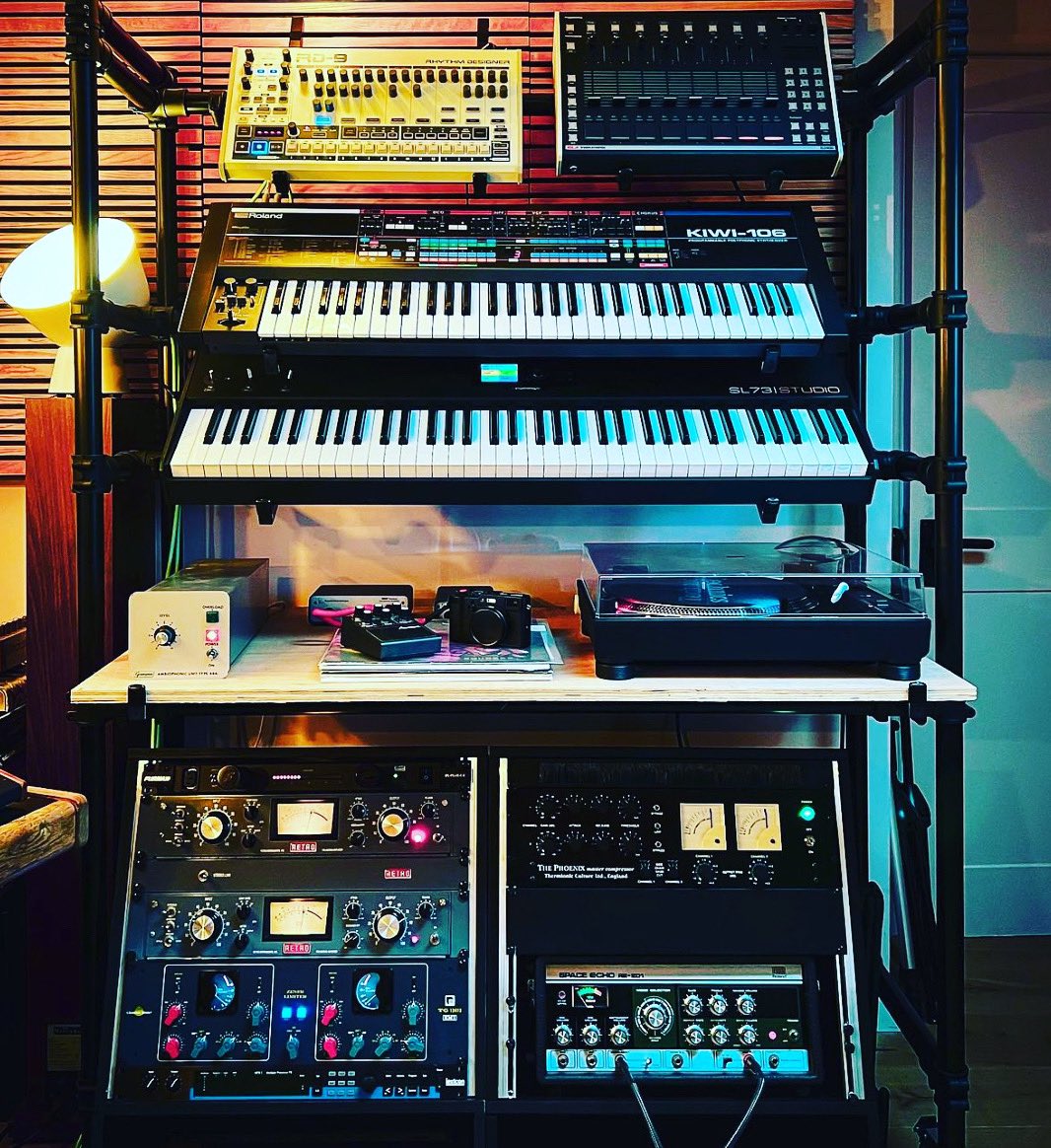 RetroInstrument's tweet photo. 🎛 Engineer and producer @AyzedUK shows us his studio with a double dose of Retro’s 176 Limiting Amplifiers ready to do some heavy lifting in this luscious space. 🙌🏼
*
*
*
#retroinstruments #recordingstudio #recordproducer #music https://t.co/r6g5awlG7J