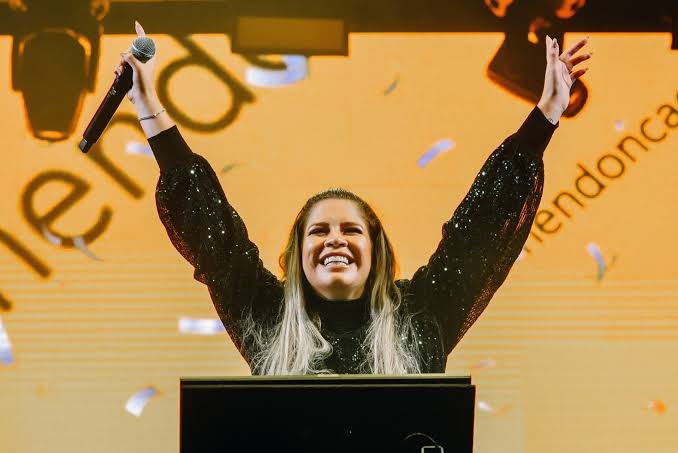 InfosMariliaM's tweet photo. Marília Mendonça é a 14º artista com mais seguidores no Spotify (24,2M), Marília ultrapassou grandes nomes da música internacional, sendo a única brasileira no top 20. 
Fonte: @ChartsArtists https://t.co/AXvytYifZR
