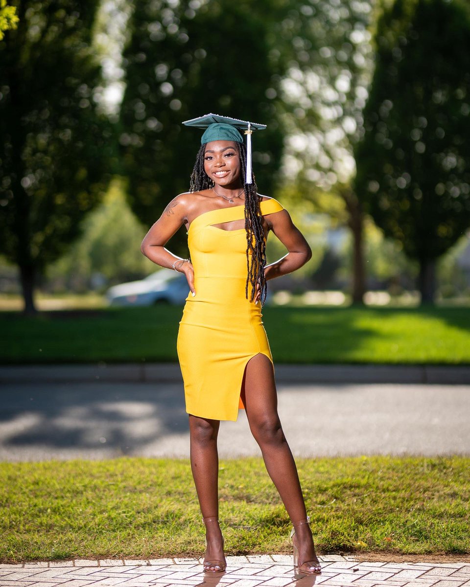 jalynpouncey's tweet photo. I graduate Friday 😭👩🏾‍🎓 https://t.co/JHOspjXCxj