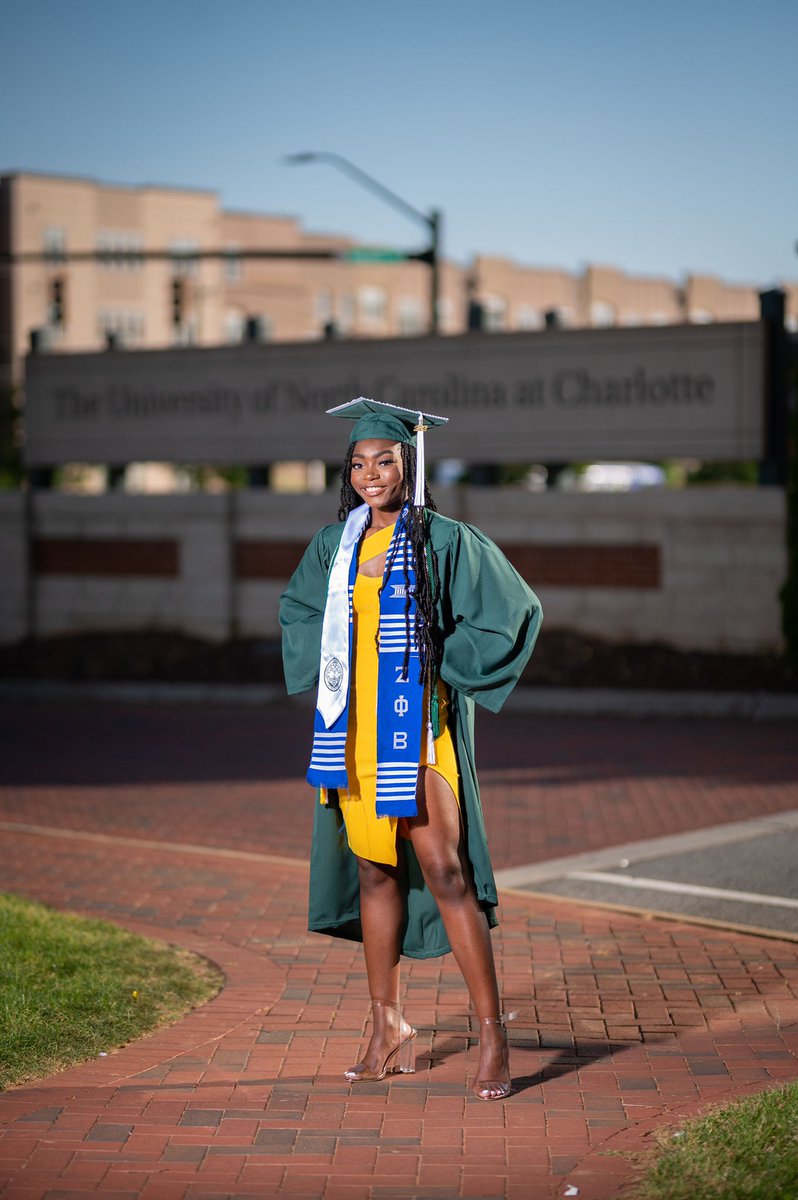 jalynpouncey's tweet photo. I graduate Friday 😭👩🏾‍🎓 https://t.co/JHOspjXCxj
