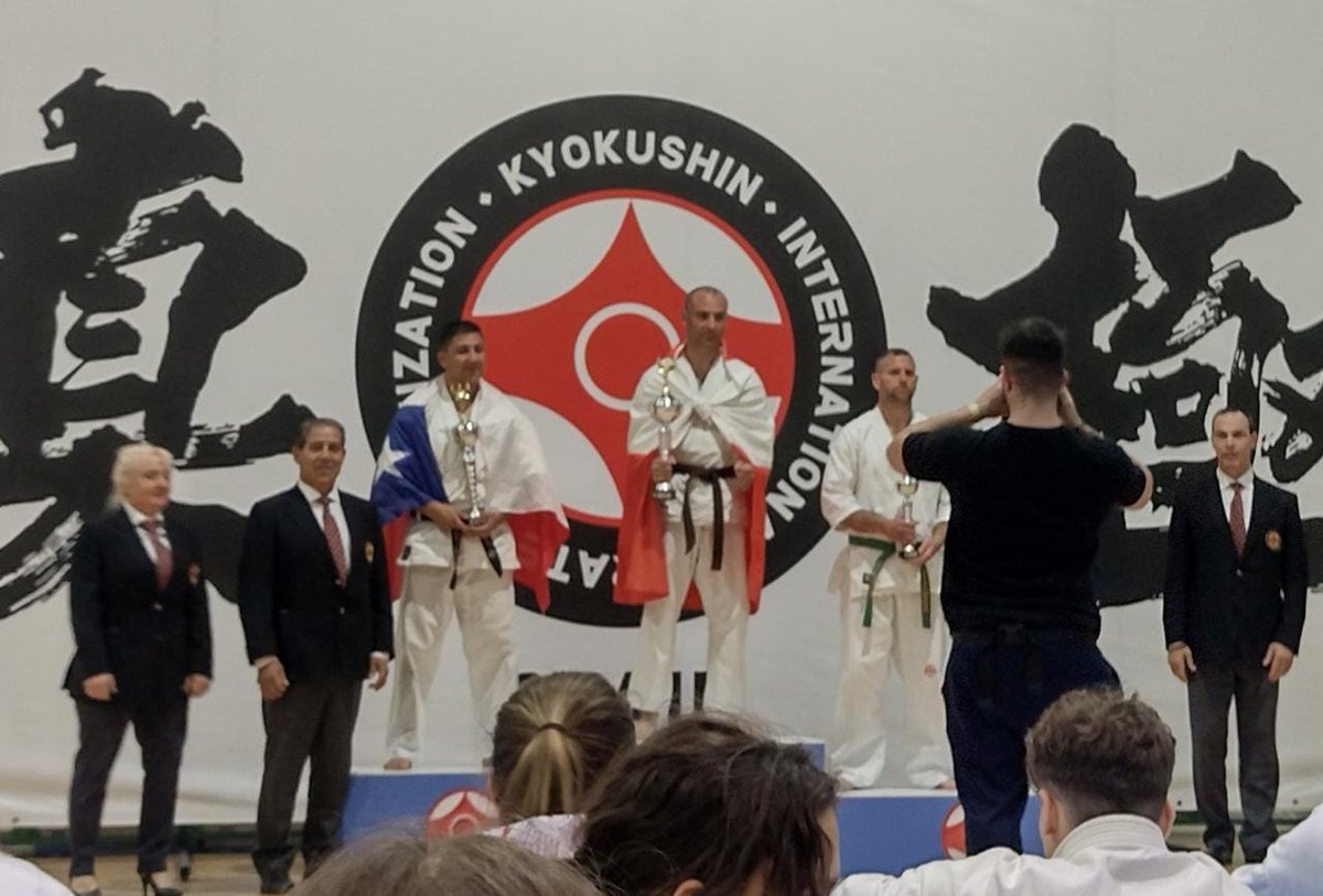 VegaMonumental's tweet photo. Gerente Comercial de Empresas Vega Monumental, Mauricio Brevé, obtiene segundo lugar en su categoría en el “Open España 2022” de Karate Kyokushin

Brevé fue uno de los 8 representantes chilenos que participaron en el certamen internacional que congregó a más de 200 atletas 👏 https://t.co/wqwpffs62Y