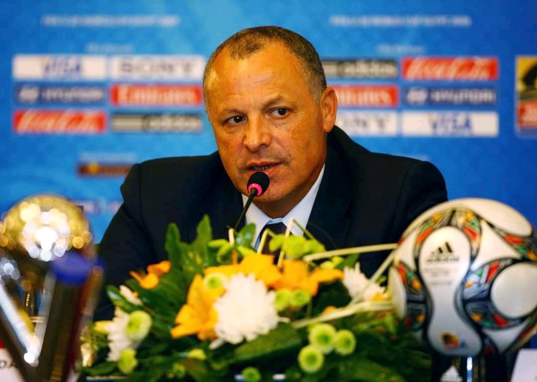 الشخص دة عمره ما وقف معانا و المفروض إننا بنمثل مصر و هو مصري 
بس بيقف دايما مع الزمالك و مع المصري ال كان سبب إنه لسة مكمل كنادي كورة بعد المذبحة
الشخص دة دليل إن الأهلي لا يمثل مصر الأهلي يمثل جمهوره و نفسه فقط
#StopCafCorruption