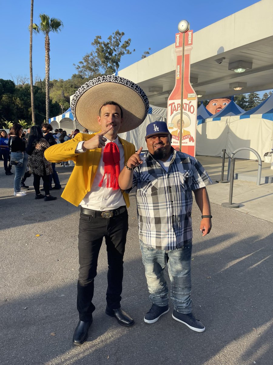 mariachiloco1_'s tweet photo. Ajuaa! When The Tapatio Hot Sauce Guy Recognizes Who You Are Lol No Pos Wow Nice Meeting You Im A Big Fan Of Your Hot Sauce!๐ฅ๐ถ๐๐โพ๏ธ๐๐ฝ #Tapatio #TapatioHotSauce #FluffyFest #Fluffy #FluffyLA #DodgerStadiumFluffy #DodgerStadium #MasPansaMasChansa #GorditoYLoco #GordoYcacheton https://t.co/P0Q6uy6LY3