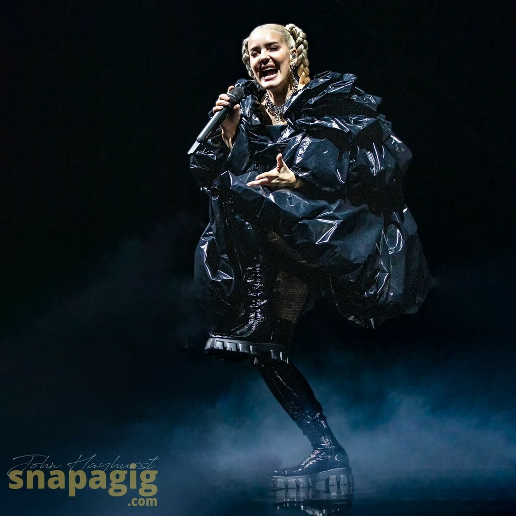 snapagig1's tweet photo. Coolest Bin Bag Wearer Ever... @annemarie Live in Leeds tonight. 
#AnneMarie #Therapy #snapagig #LeedsArena #dysfunctionaltour https://t.co/iqd7lR9T7e https://t.co/WBqdyy5HTS