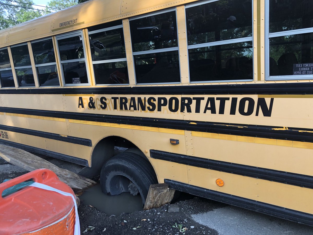 chadortis's tweet photo. School bus at St Charles and Adams.  ⁦@CityOfNOLA⁩ ⁦@JPMorrell⁩ ⁦@HelenaMorenoLA⁩ ⁦@mayorcantrell⁩ #FixtheStreets https://t.co/uPkqiHOC5l