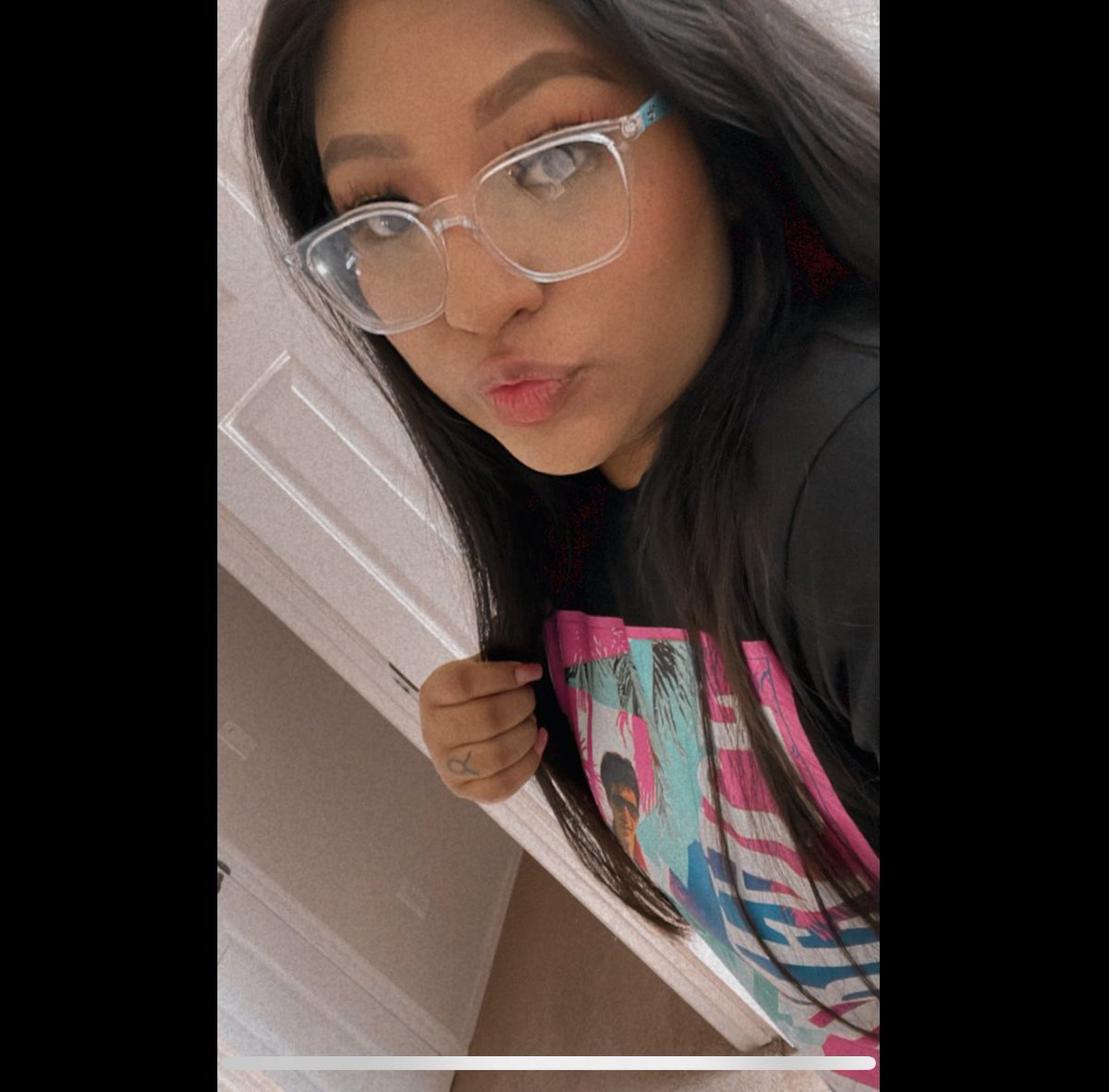 SillaK19's tweet photo. Had to bust out my ray banssss 💙 https://t.co/Wmk1xVWg3a