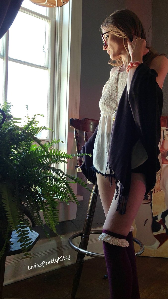 LiviaDoesStuff's tweet photo. Some natural lighting, a nice spring breeze and frilly knee high socks with booty shorts💕
I love dressing for spring weather

Socks on or socks off? I'm wearing two pairs right now.

💙foot fetish model who loves socks

allmylinks in my bio😘
follow me for more of my sets💜 https://t.co/jfZG78a0X0