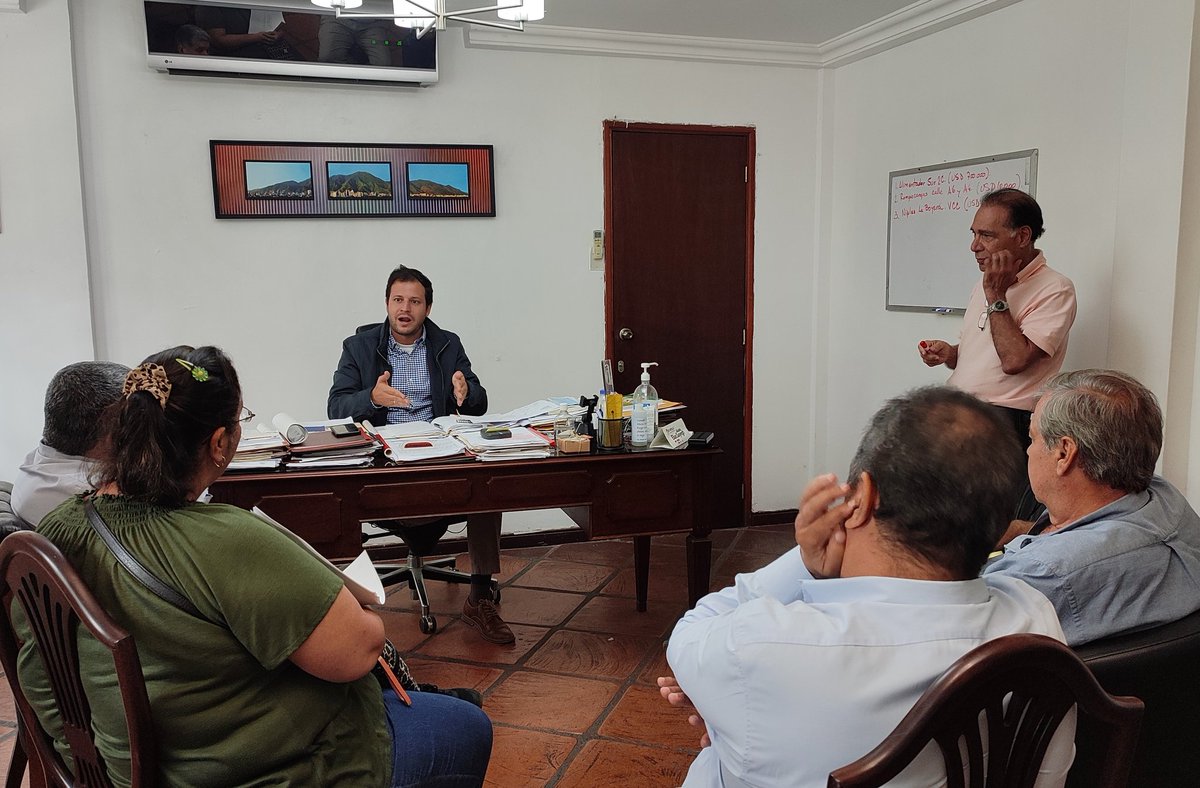 eliasayegh's tweet photo. Lo hemos dicho con claridad: la solución SOLUCIÓN REAL al tema del agua no son ni los pozos, ni las cisternas, ni la lluvia, ni nada que no sea recuperar el Acueducto Metropolitano y la red de #Hidrocapital. #AguaParaElHatillo https://t.co/h9rMnyMSdu