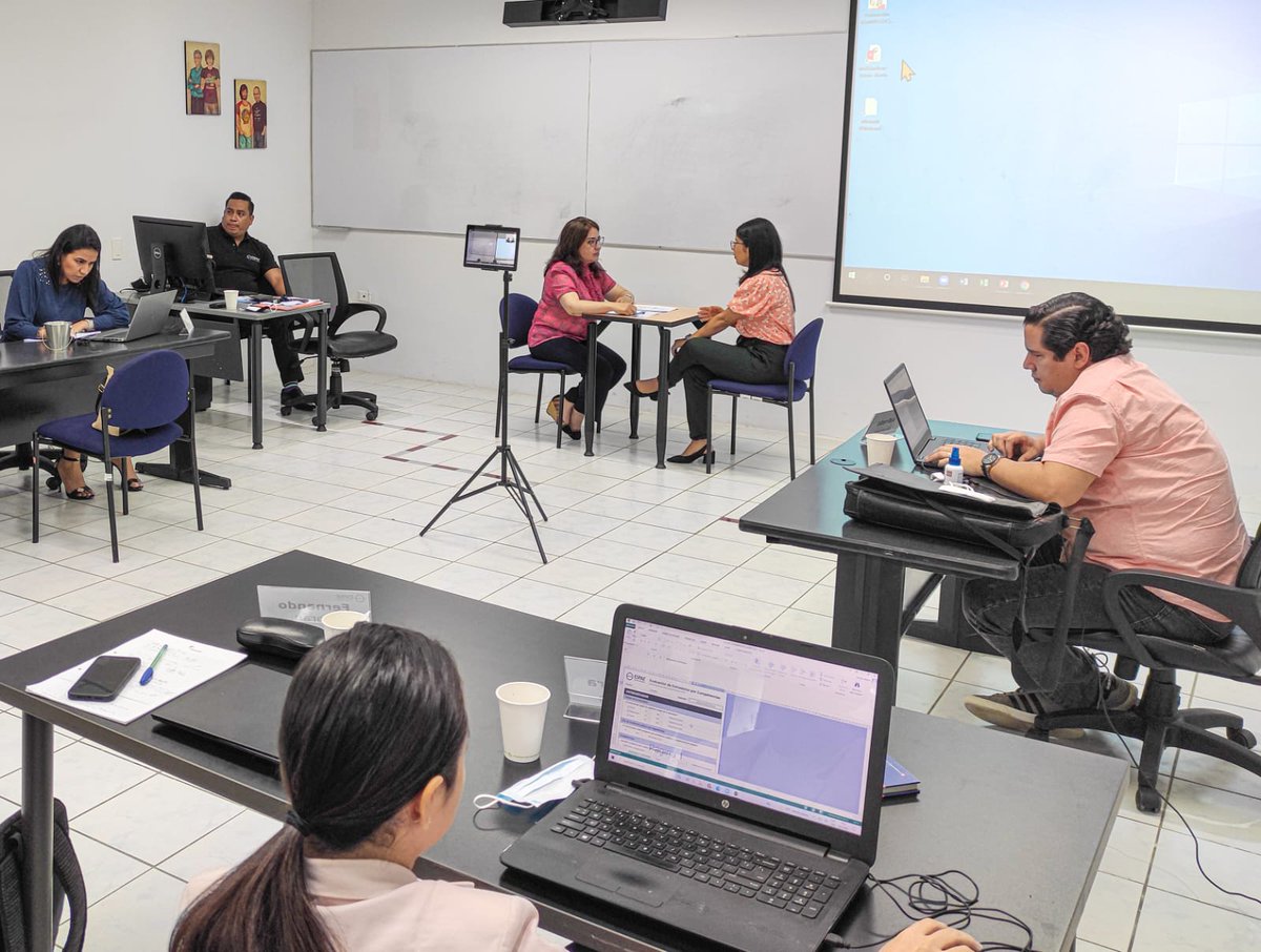 paolajochoa's tweet photo. Fin de semana de vuelta a las aulas luego de 2 años de pandemia, dia de la madre incluido.Gracias a la #EMBA24 de @espae @espol por su participación en Gestión de Personas y Organizaciones 2, con invitados como @leslyrodriguez8 Gestión talento SEMVRA, cofacilitado con @vlasio https://t.co/aMAhnEDHlw