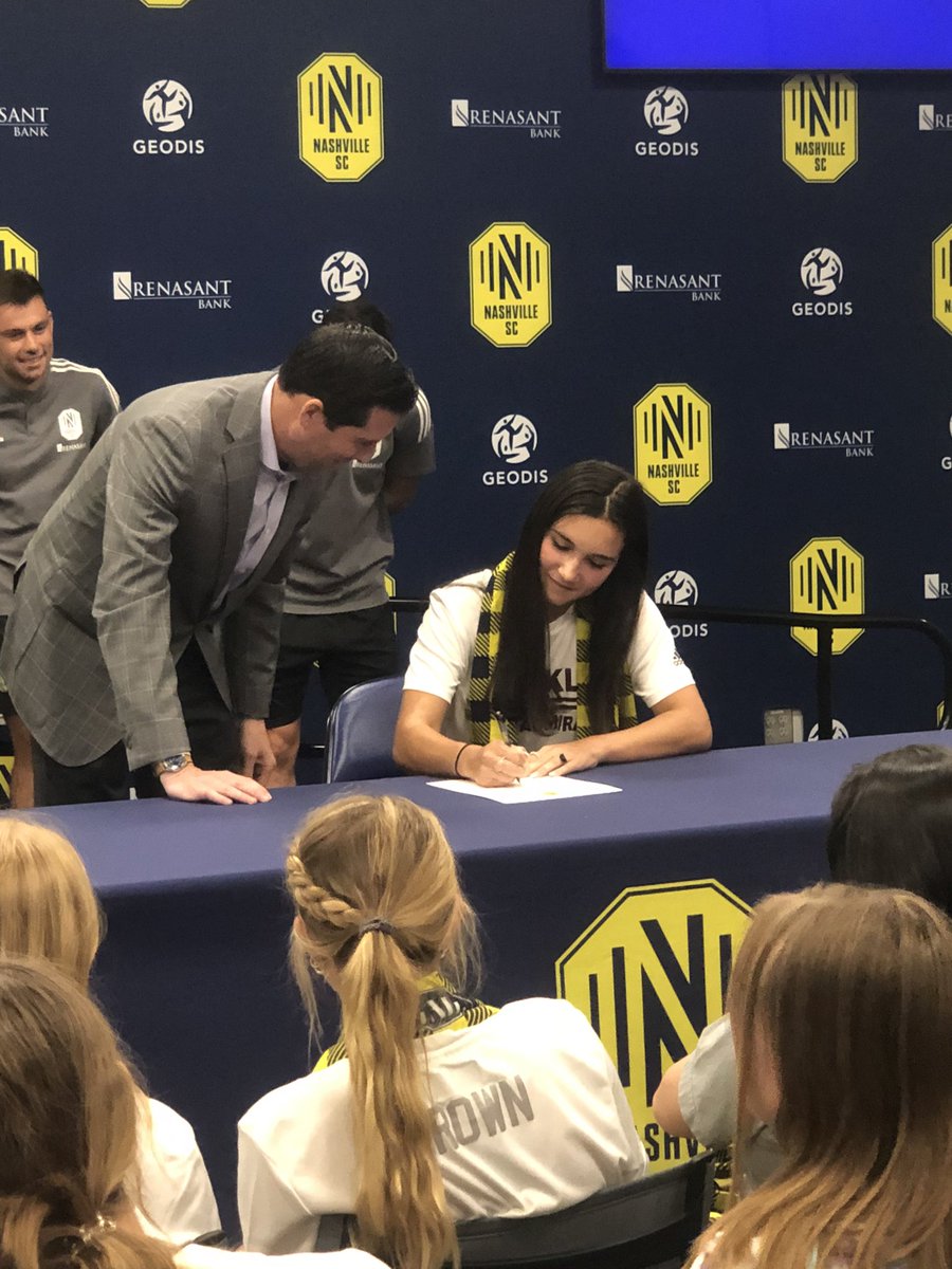 wcsFHStc's tweet photo. Taylor Hasan signing her Nashville FC contract https://t.co/EOGFmVfmW1