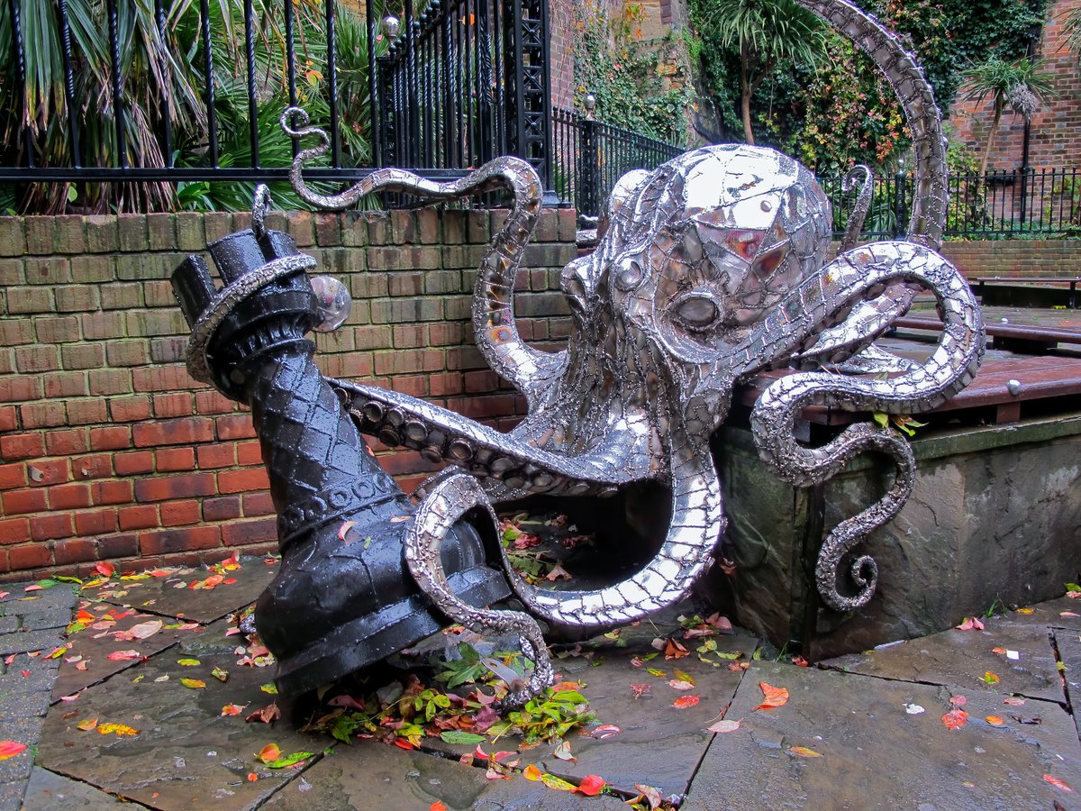 A_aphrodisia's tweet photo. OCTOPUS PLAYING CHESS. 
Created by Leigh Dyer at the chess square at Butler’s Gap in George Street, Old Town, Hastings, East Sussex. https://t.co/HGL6mWD3or