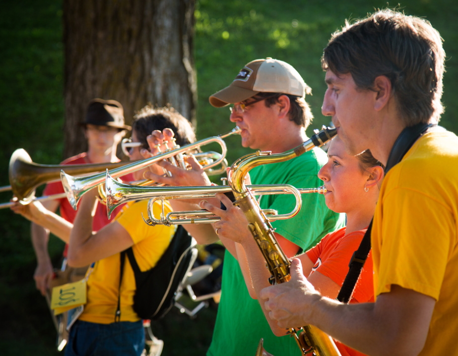 DIMANCHE 22 MAI – La Fanfare Semèl Rebèl, Galant, tu perds ton temps et Le Vent du Nord. À Otterburn Park (Pointe-Valaine), St-Mathias-sur-Richelieu (Quai), Chambly (jetée du quai fédéral), Saint-Antoine-sur-Richelieu (Quai Fecteau). chantsdevielles.com/horaire/ #chantsdevielles2022