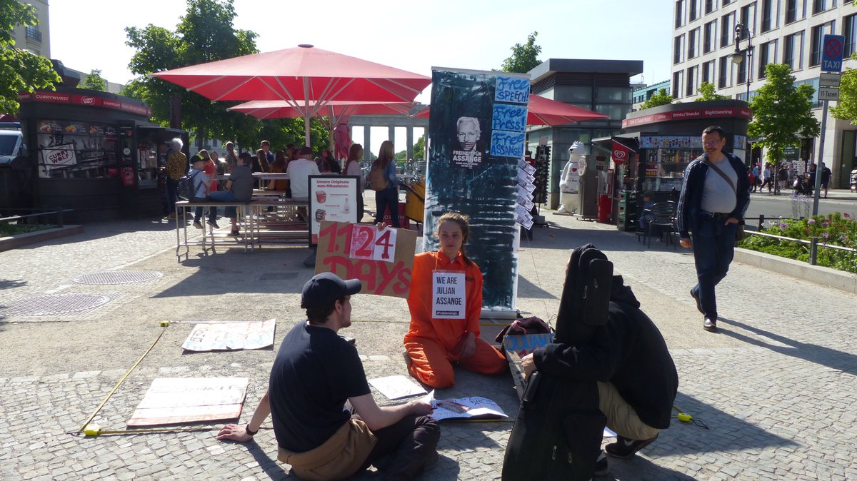 RajaValeska's tweet photo. Doing this for two weeks now every day and it starts feeling familiar:) I absolutely recommend it.:)
#FreeAssangeNOW
#DontExtraditeAssange
#PressFreedom
#BerlinforAssange https://t.co/rnSZjsuWkc