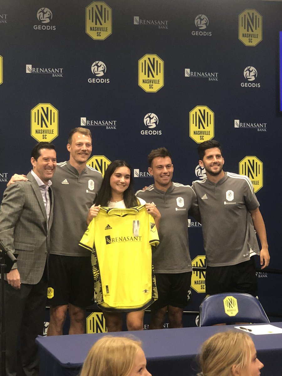 wcsFHStc's tweet photo. Taylor Hasan signing her Nashville FC contract https://t.co/EOGFmVfmW1