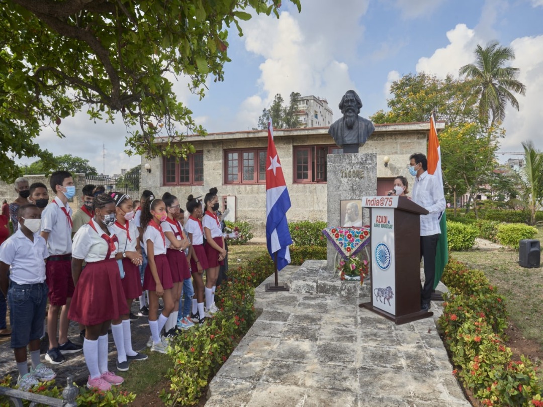 EOIHavana's tweet photo. El 161º aniversario del nacimiento de #Tagore se celebró en La #Habana. @AsiaPacificCuba y el Embajador Janakiraman rindieron homenaje floral al busto de #RabindranathTagore.Casa de Asia coordinó una caminata inspiradora con niños y un concurso de ensayos/poesía
#RabindraJayanti https://t.co/pwCGNIYtVf