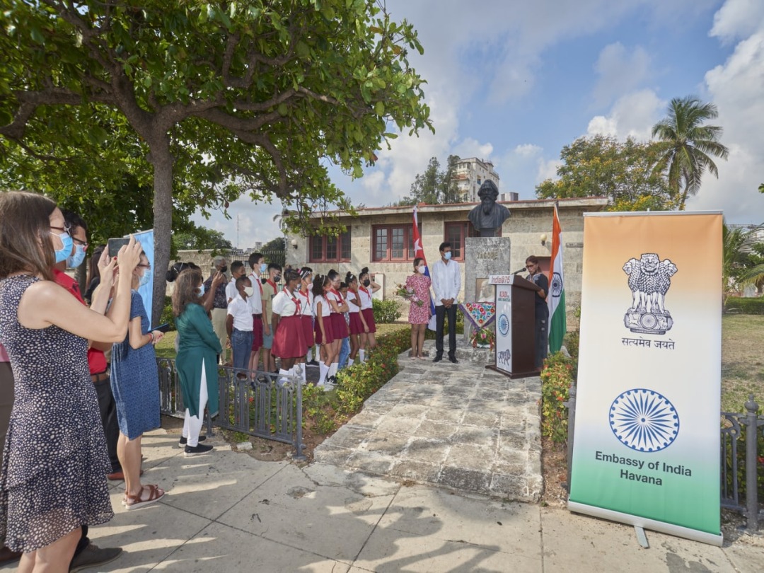 El 161º aniversario del nacimiento de #Tagore se celebró en La #Habana. @AsiaPacificCuba y el Embajador Janakiraman rindieron homenaje floral al busto de #RabindranathTagore.Casa de Asia coordinó una caminata inspiradora con niños y un concurso de ensayos/poesía #RabindraJayanti