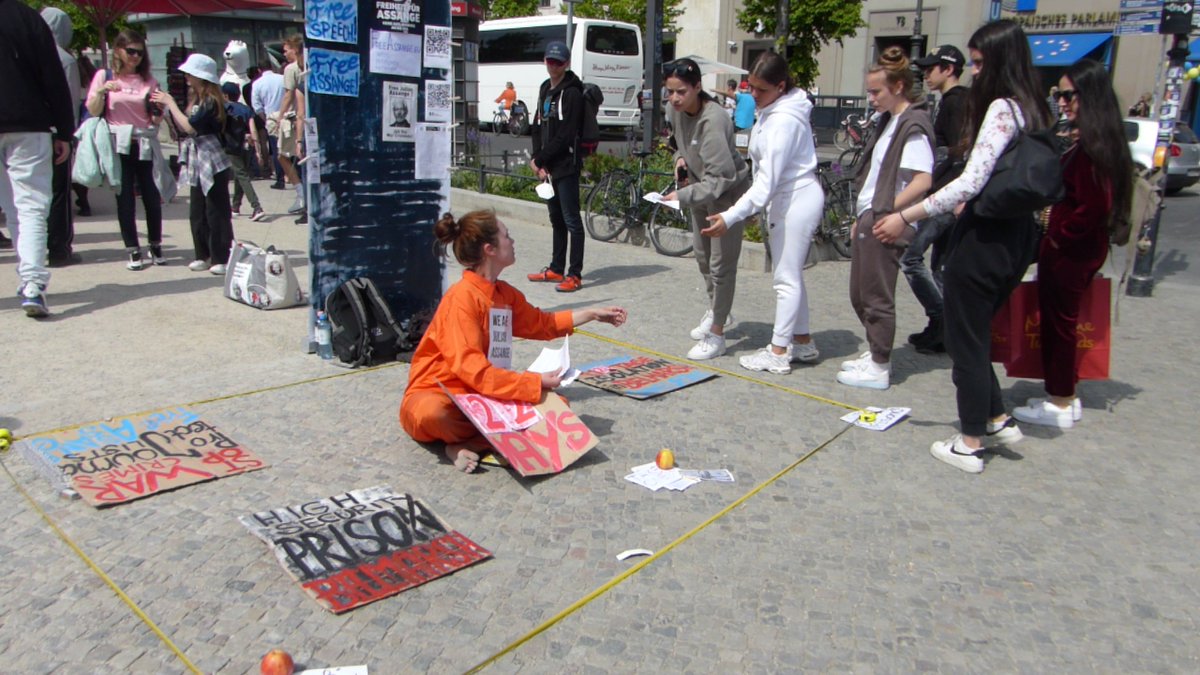 RajaValeska's tweet photo. Doing this for two weeks now every day and it starts feeling familiar:) I absolutely recommend it.:)
#FreeAssangeNOW
#DontExtraditeAssange
#PressFreedom
#BerlinforAssange https://t.co/rnSZjsuWkc