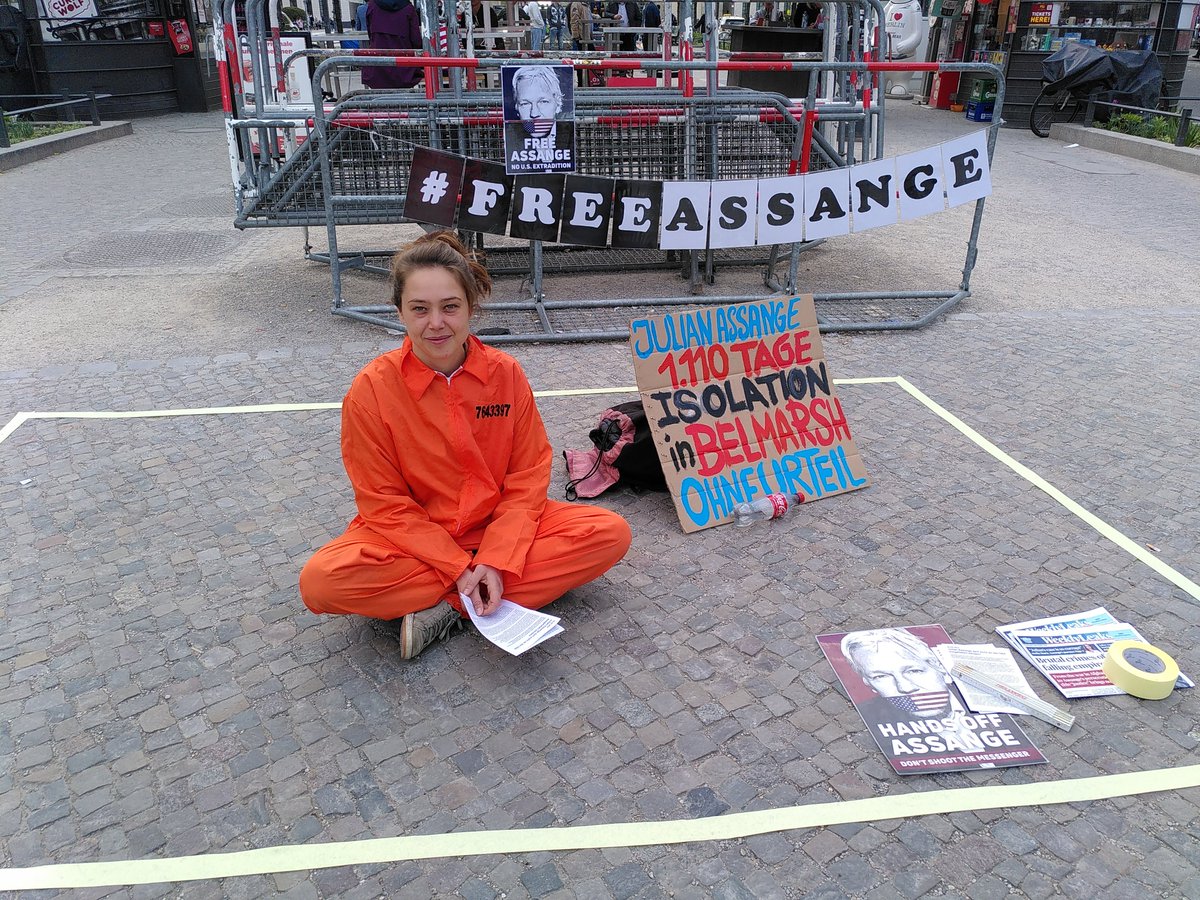 RajaValeska's tweet photo. Doing this for two weeks now every day and it starts feeling familiar:) I absolutely recommend it.:)
#FreeAssangeNOW
#DontExtraditeAssange
#PressFreedom
#BerlinforAssange https://t.co/rnSZjsuWkc