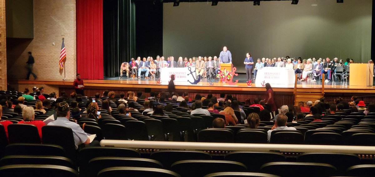 RandiHunter20's tweet photo. Admin vantage point capturing the moment... Senior Awards night where our seniors are set to receive over $200k in scholarships! We are so proud of all our recipients!!! #AnchorDown #ExporterPride #DontSink https://t.co/x3EWV4QON7