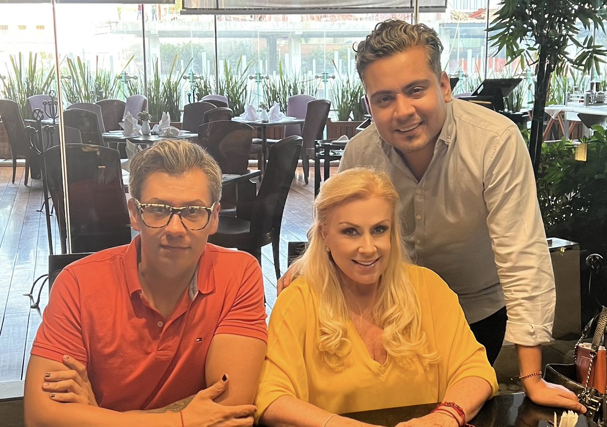 LAURAZAPATAM's tweet photo. En el pre festejo de día de las madres con @mendozamel y @Tadqueer preparando el próximo Éxito !!! https://t.co/jjCTIGRtHo