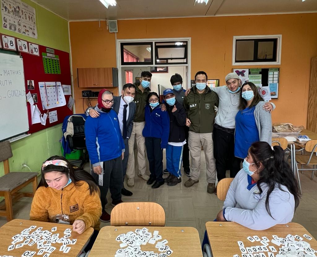 CarabLosRios's tweet photo. En los liceos Antonio Varas y Bicentenario #Ignao de #RioBueno, @CarabMiicc de la 4ª Comisaría coordinaron charla de prevención de drogas por parte del OS7 #Valdivia
#LaPrevencionEsNuestraEsencia https://t.co/EFAqtuh0yA