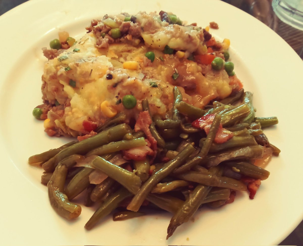 Who would've thought the first time I made shepherds pie it would be a vegan version! Huge hit for everyone.. Almost none left.. Also beans! 😁