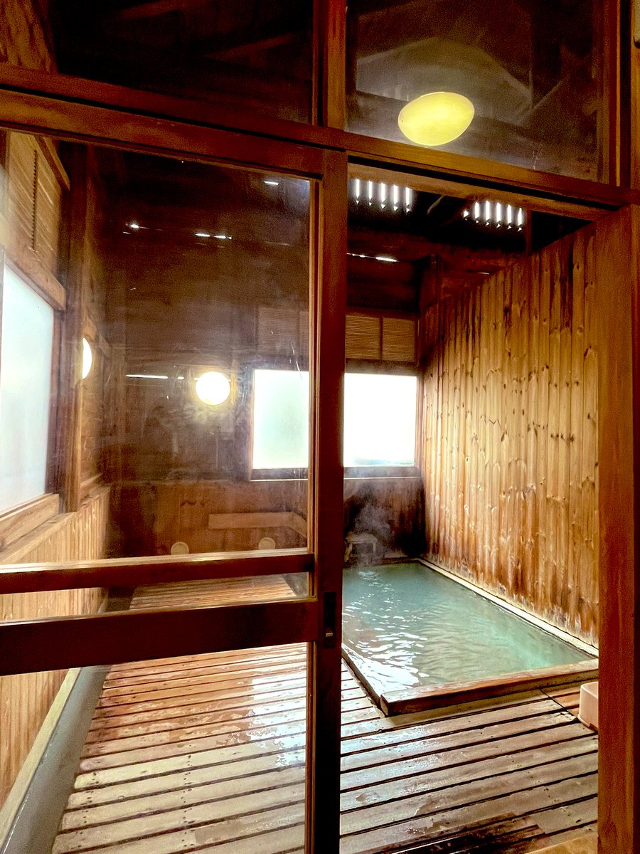 rari_ra's tweet photo. 蔵王温泉♨️
鄙びた温泉街さいこー。。。 https://t.co/AgBPwOVOxZ