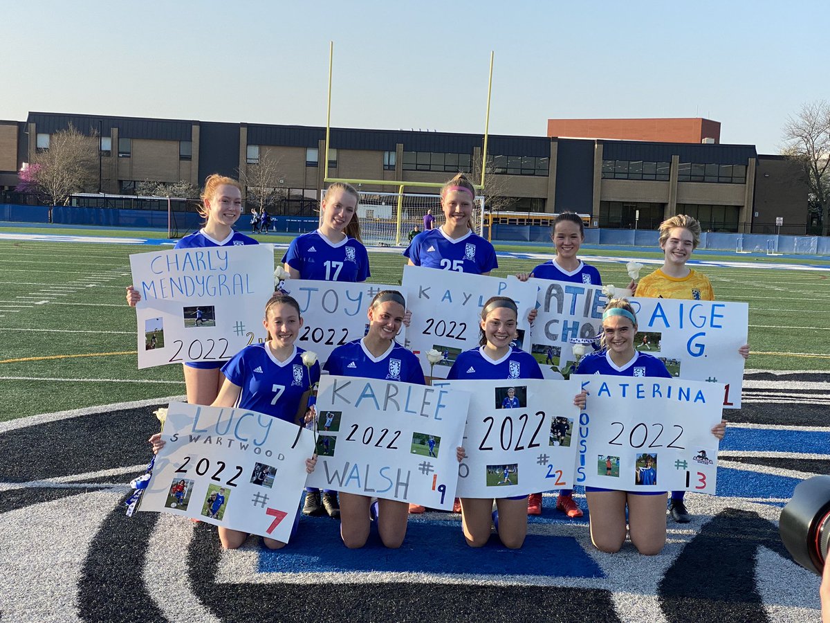 lzhscornerkick's tweet photo. Seniors! https://t.co/zjr1YRSrDf