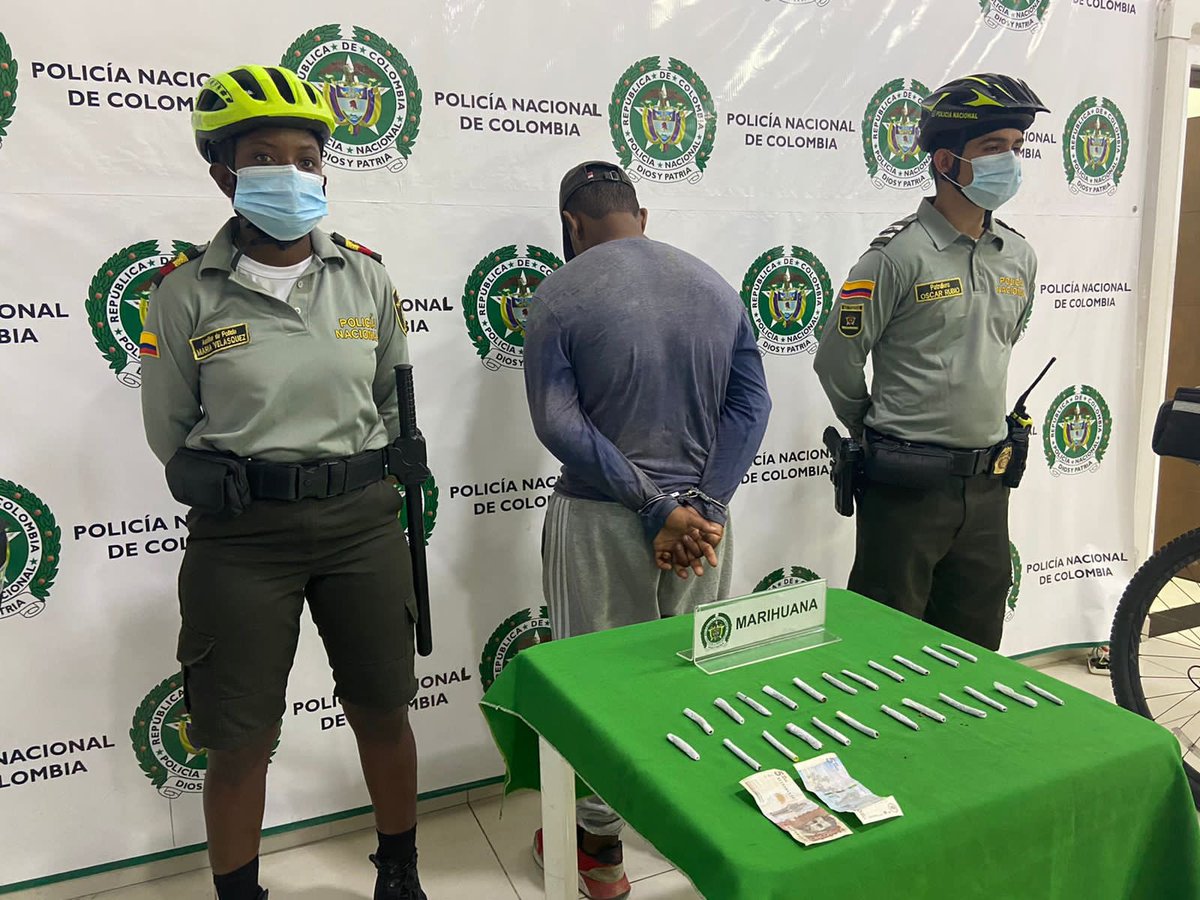 interiorbga's tweet photo. ✅¡Los #PlanesExpress continúan por toda Bucaramanga!
Acciones efectivas e inmediatas de guardianes en bicicleta de @PoliciaBmanga, facilitaron la captura de un hombre en el parque Centenario, por tráfico y porte de estupefacientes.👊🏼💯
#LaSeguridadSomosTodos https://t.co/95BahN8yRR
