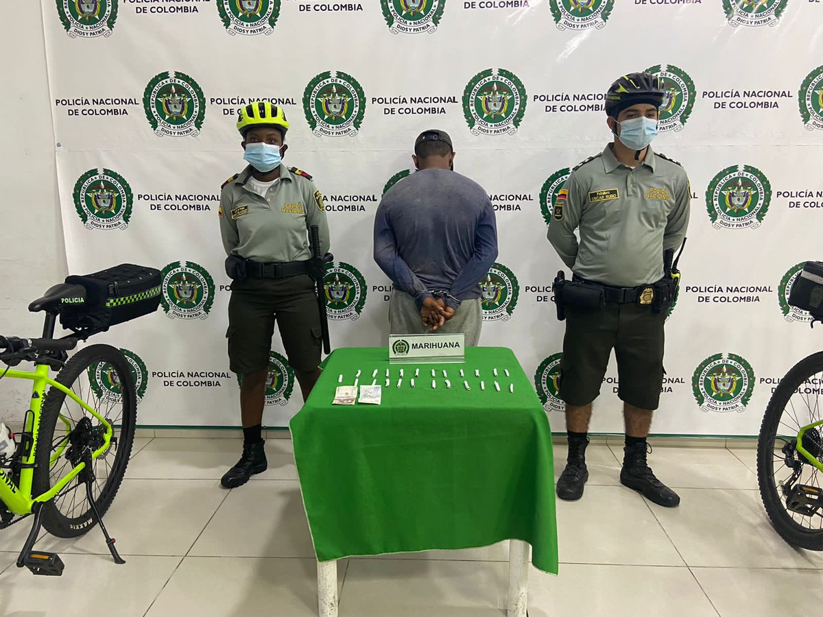 interiorbga's tweet photo. ✅¡Los #PlanesExpress continúan por toda Bucaramanga!
Acciones efectivas e inmediatas de guardianes en bicicleta de @PoliciaBmanga, facilitaron la captura de un hombre en el parque Centenario, por tráfico y porte de estupefacientes.👊🏼💯
#LaSeguridadSomosTodos https://t.co/95BahN8yRR