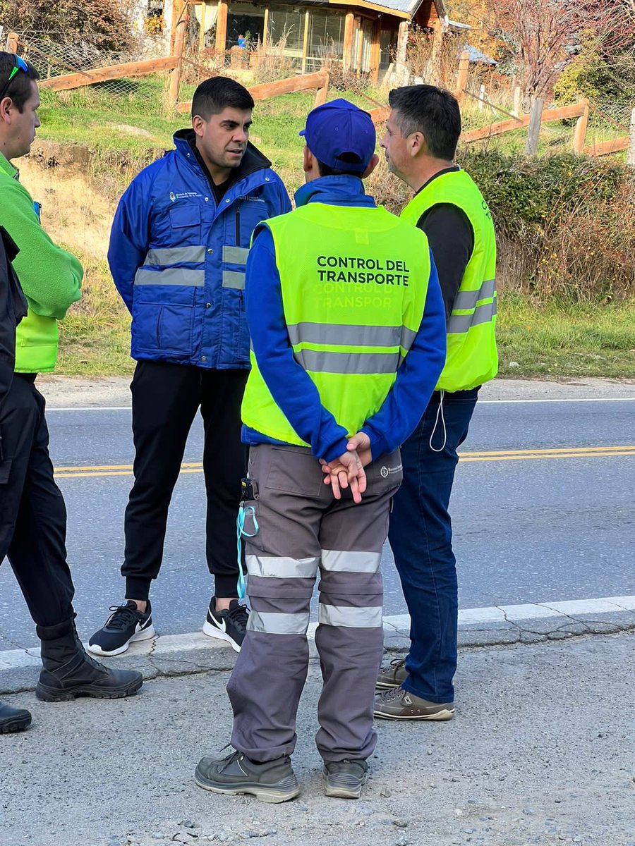 sanchezemma_'s tweet photo. 📍Nos encontramos en Paralelo 42 límite Río Negro - Chubut. 
Verificamos Transporte de Cargas y Pasajeros con el equipo de @InfoCNRT, Policía y Seguridad Vial de la provincia de Chubut. 

#ControlDelTransporte https://t.co/4KYhRiWLfc