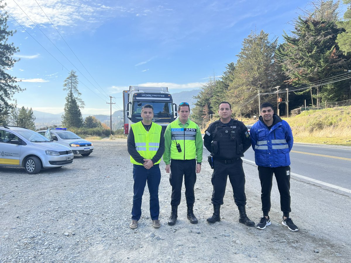 sanchezemma_'s tweet photo. 📍Nos encontramos en Paralelo 42 límite Río Negro - Chubut. 
Verificamos Transporte de Cargas y Pasajeros con el equipo de @InfoCNRT, Policía y Seguridad Vial de la provincia de Chubut. 

#ControlDelTransporte https://t.co/4KYhRiWLfc