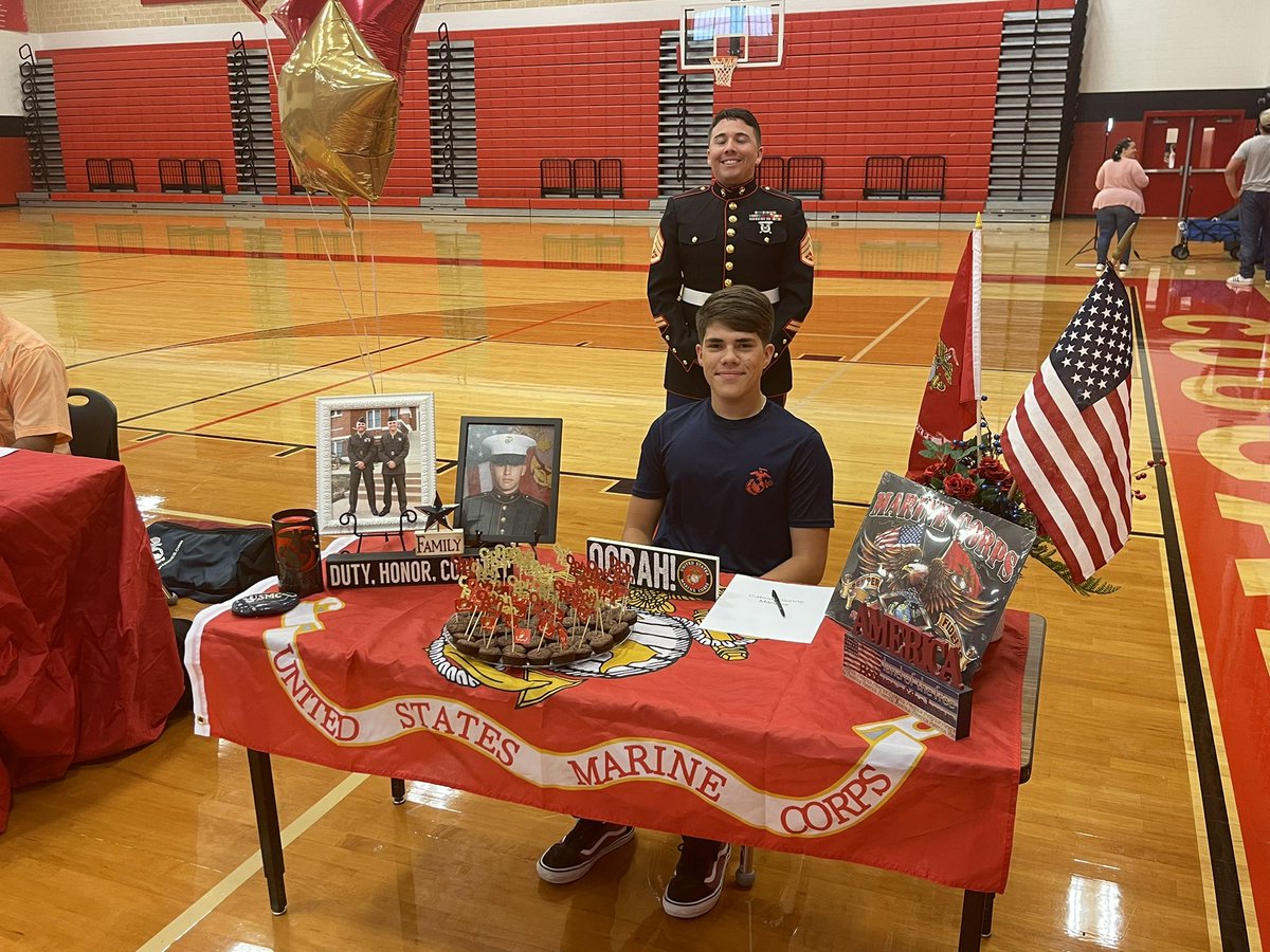 CougCounselors's tweet photo. CHS Military Signing Night! We are so proud of these 12 young men and women who have chosen to serve our country. @canyonhscougars @RobinConger11 @Supt_comalisd @DavissonDustin https://t.co/psd92FYD1R