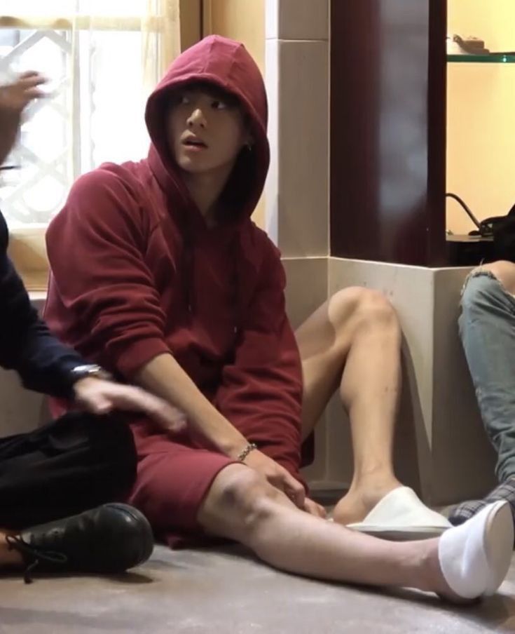 his thighs and ankles look delicious 
#Jungkook #jungkooknsfw #jungkookbts #btsjungkook #jungkookfeet #jungkooksoles #btsfeet #btssoles #idolfeet