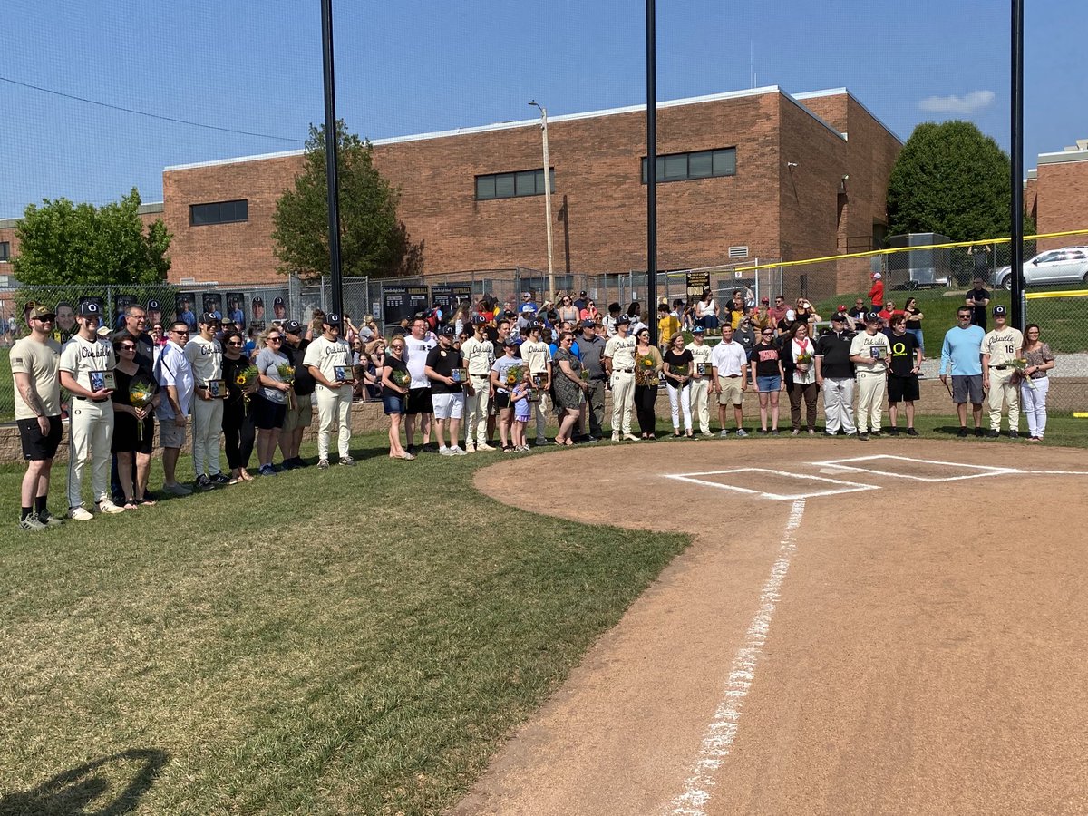 OakVarBaseball's tweet photo. Congratulations to our Seniors!! We are all so proud of you!! You guys have been awesome and I am so proud to be your Coach! https://t.co/e1AAQhCz08