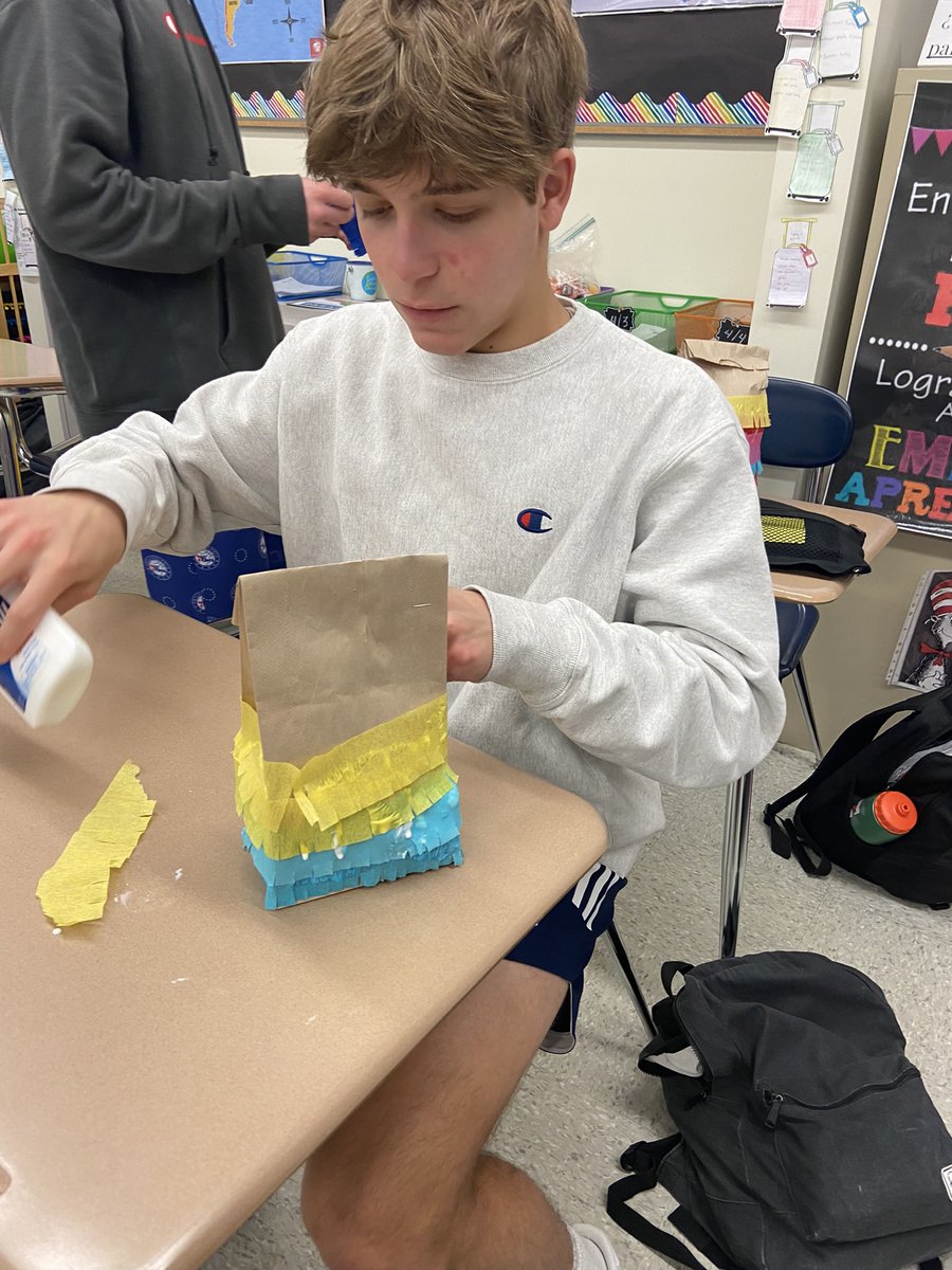 Big kids love making #Piñatas too. 🪅 #5DeMayo 🇲🇽 #SpanishIII ¡Qué lindas! #langchat <a href="/SLHSspartans/">SLHSspartans</a>