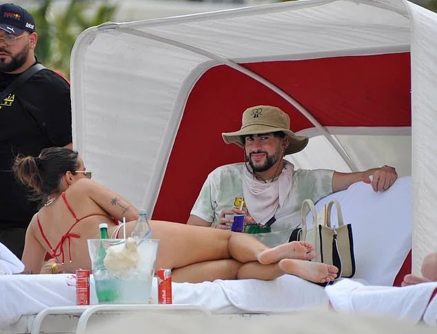 badbunnynetwork's tweet photo. Bad Bunny junto a Gabriela en Miami Beach. ❣️ https://t.co/35u40rZ7xS