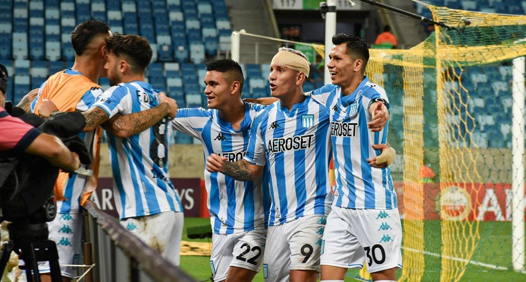 RacingManiacos's tweet photo. #RacingmaníacosRadio 📻
.@BrianLorea: "Yo imagino que mañana en #Racig habrá mayoría de titulares y pondría el mismo equipo que jugó en Brasil. De esta manera, sería con: Gómez; Mura, Sigali, Insúa, Piovi; Moreno, Miranda y Alcaraz; Fabricio Domínguez, Chancalay y Copetti." https://t.co/FIjrp8keB5