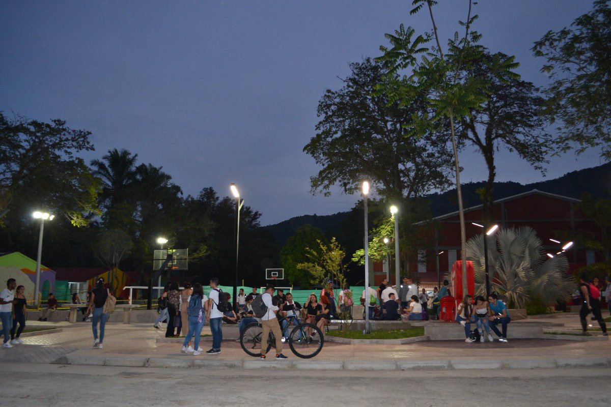 Uni_Tolima's tweet photo. #ViveLaUT | Cae la noche en el campus de la UT, y nuestros estudiantes, profesores y funcionarios, disfrutan de un concierto del grupo vallenato de la institución en el renovado parque Ducuara. https://t.co/JYQbGHk7bo