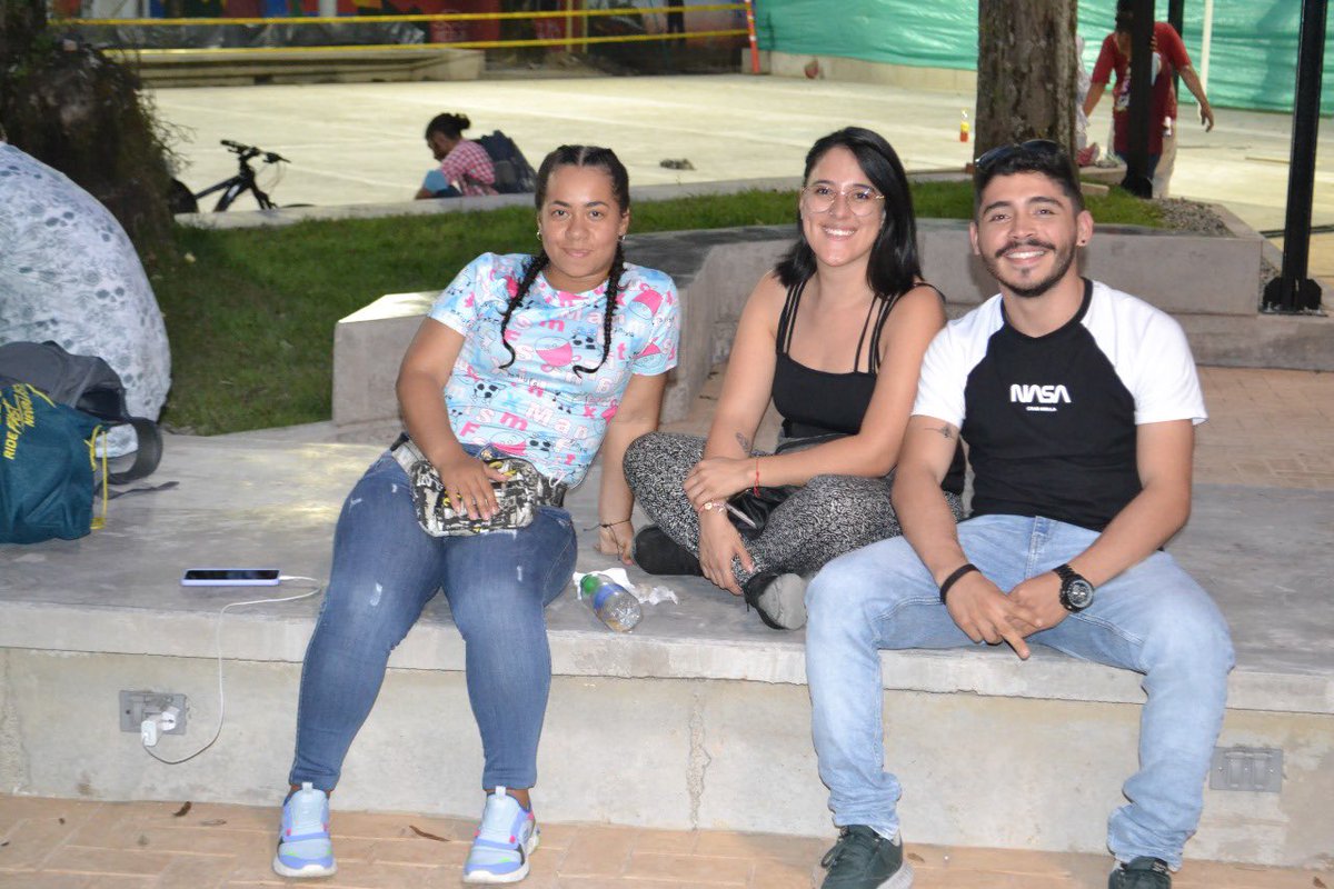 Uni_Tolima's tweet photo. #ViveLaUT | Cae la noche en el campus de la UT, y nuestros estudiantes, profesores y funcionarios, disfrutan de un concierto del grupo vallenato de la institución en el renovado parque Ducuara. https://t.co/JYQbGHk7bo