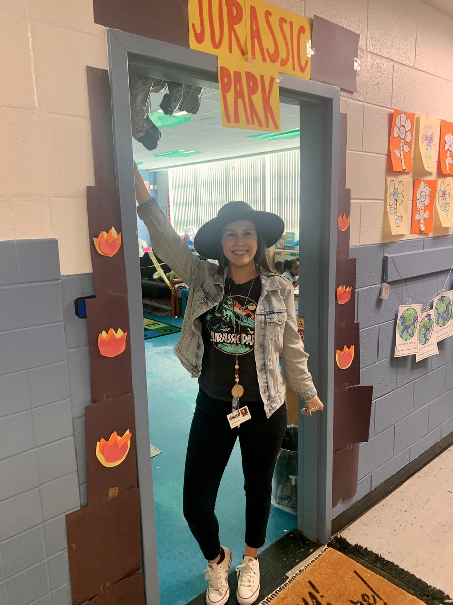 KTeacherMsD's tweet photo. Best week of the whole year has begun! 🦕🦖 https://t.co/qio5l989Kn