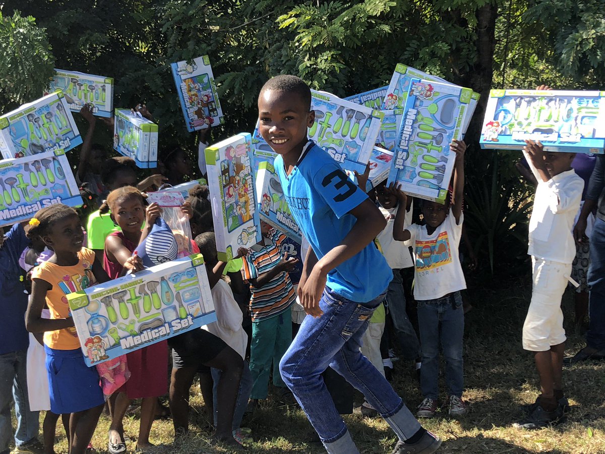 HaitiTeach's tweet photo. Le bonheur est contagieux. Ce qui enchante un enfant, c’est le bonheur dans lequel il baigne. Si vous souhaitez son bien-être, travaillez à vous rendre heureux. ~ Boris Cyrulnik https://t.co/PQI5Qt0xLG